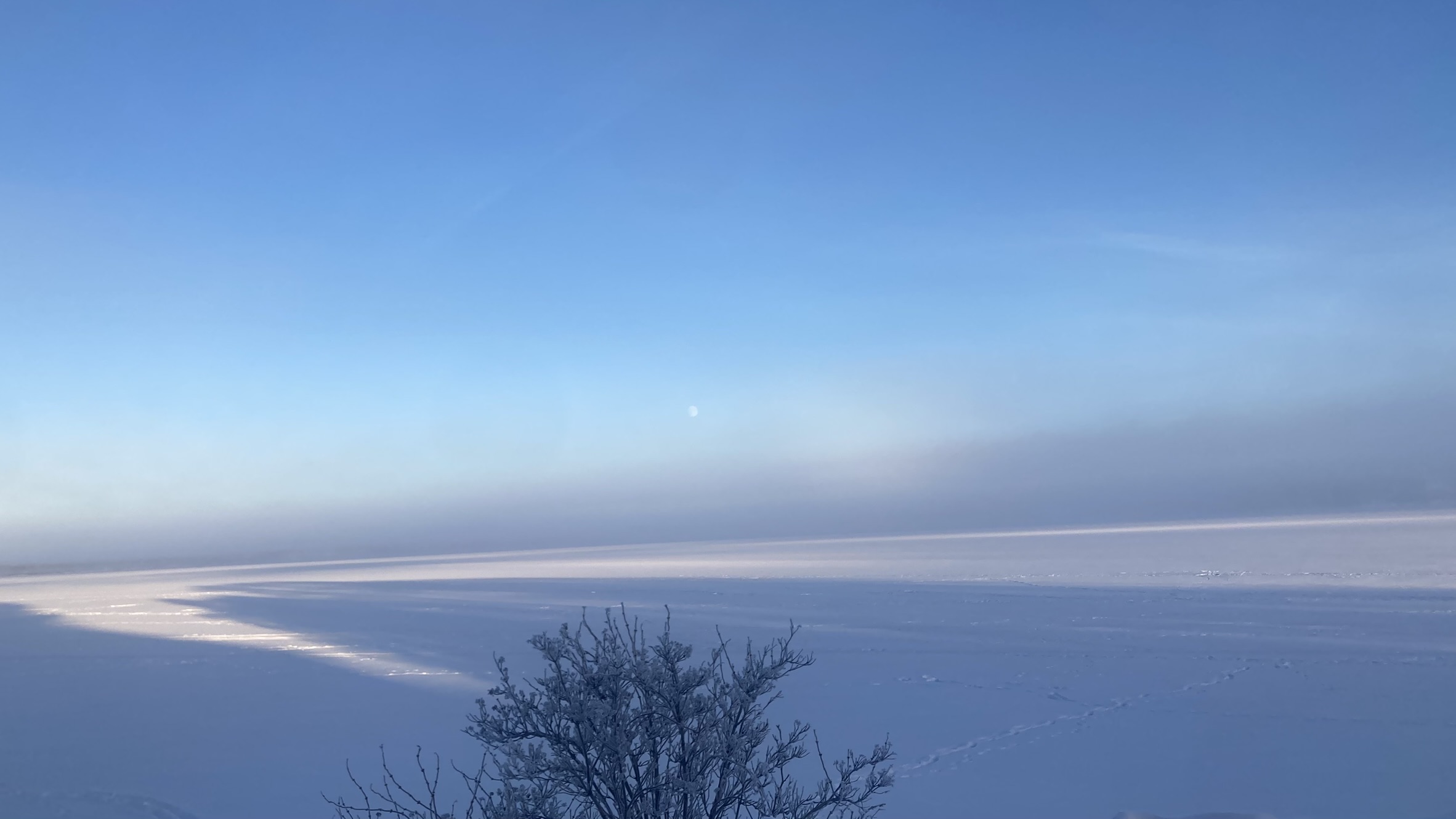 Campeur au bord de la vallée, feu de camp au crépuscule